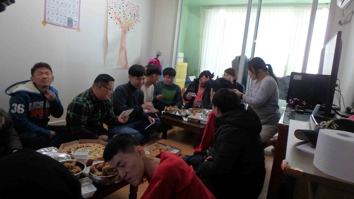 서구한빛, 체험 홈 식구들 앉아 있는 모습 서구한빛, 체험 홈 식구들 앉아 있는 모습