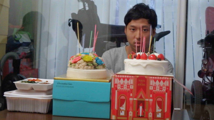 정우씨 생일상 앞에서 인증샷 정우씨 생일상 앞에서 인증샷
