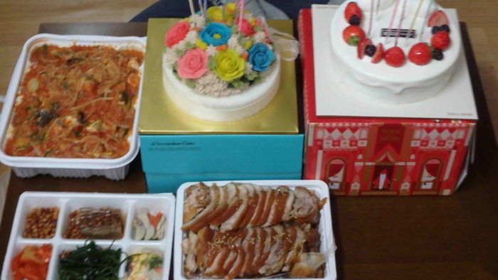 메뉴 떡케익, 생크림, 아구찜, 족발 생일상을 차림. 메뉴 떡케익, 생크림, 아구찜, 족발 생일상을 차림.