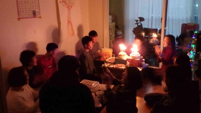생일 파티 하는 모습 직원, 체험홈 식구들과 생일 파티 하는 모습