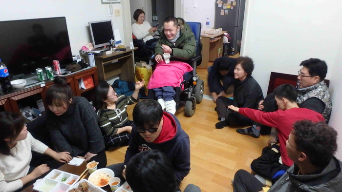 체험홈식구들과 함께 식사하는 모습 생일파티 후 체험홈식구들과 함께 대화 하는 모습