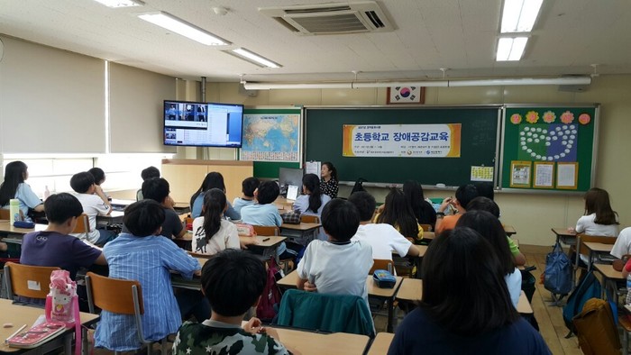 편견에 관해 설명하고 있는 이연서 강사 모습 편견에 관해 설명하고 있는 이연서 강사 모습