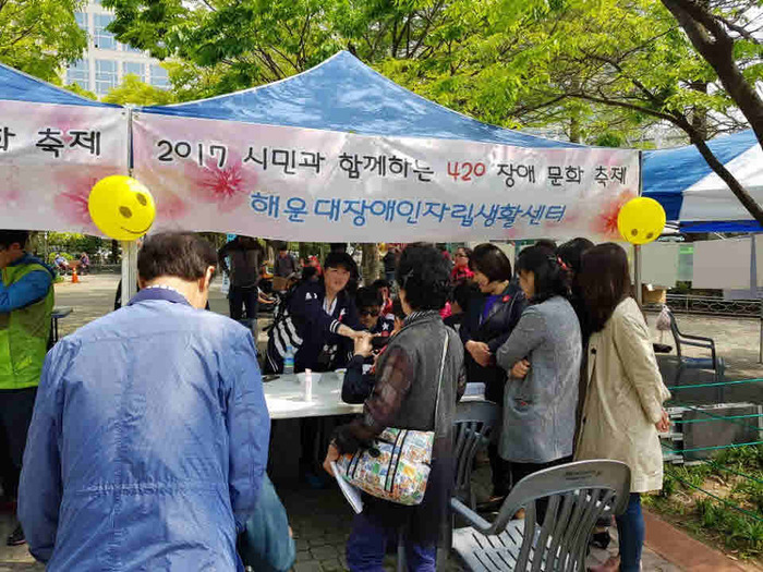 체험하려고 기다리는 사람 체험하려고 기다리는 사람