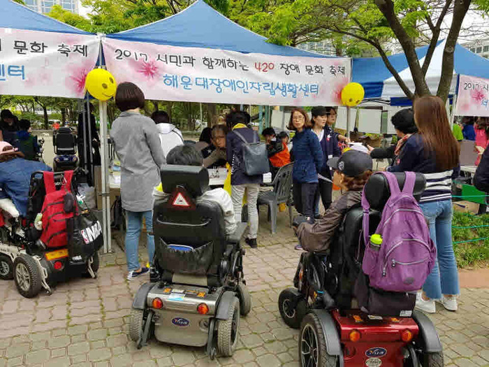 체험을 기다리는 사람들 체험을 기다리는 사람들