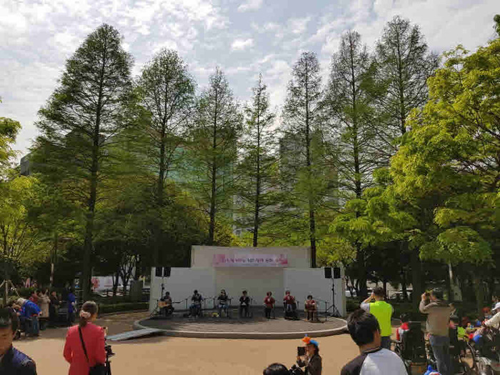 소나기, 울타리 공연중 소나기, 울타리 공연중