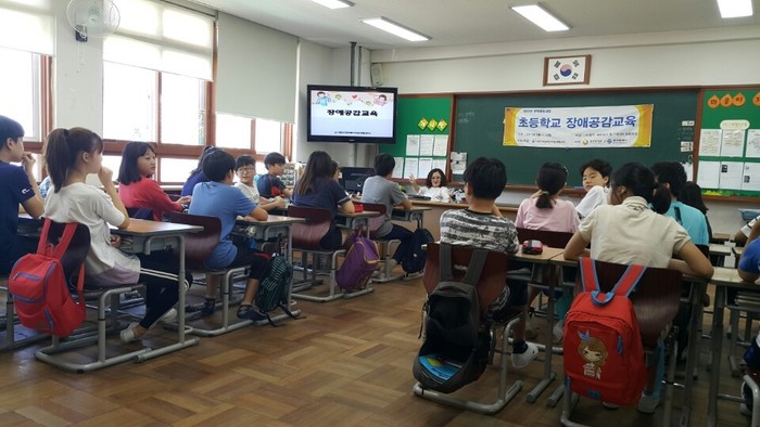 자신의 이야기를 풀어나가고 있는 김윤정 강사모습