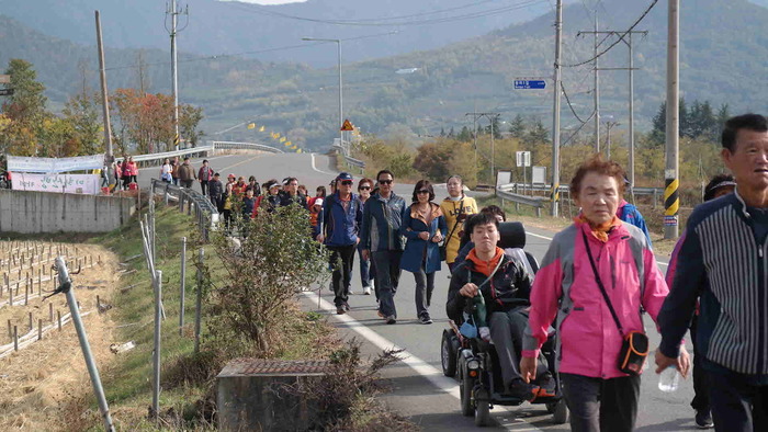 줄을 서서 사과밭으로 가는 중 줄을 서서 사과밭으로 가는 중