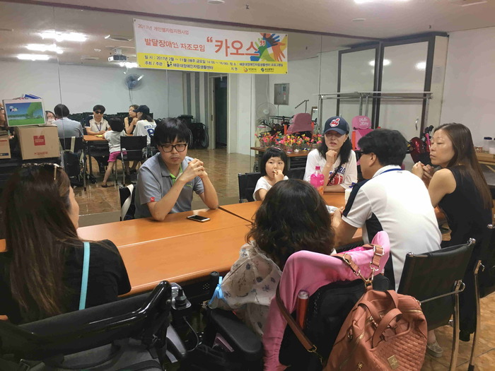 권세인, 김경미, 김윤정, 이연서, 이상훈, 김정미소장님이 테이블에 앉아 회의를 하는 모습 권세인, 김경미, 김윤정, 이연서, 이상훈, 김정미소장님이 테이블에 앉아 회의를 하는 모습