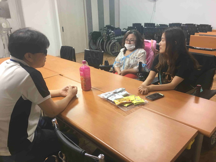 이상훈, 김윤정, 이연서 강사가 회의하는 모습 이상훈, 김윤정, 이연서 강사가 회의하는 모습