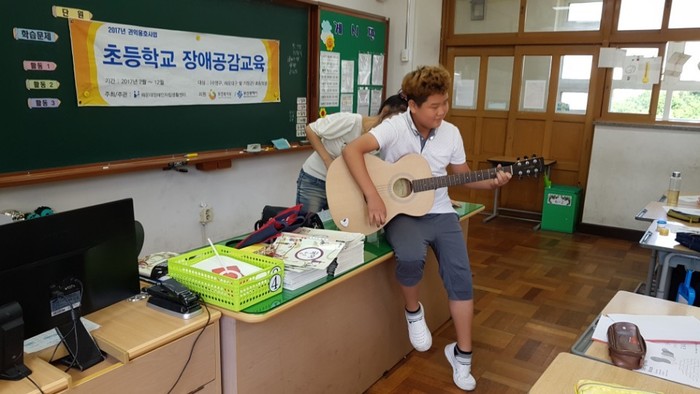 기타연주를 하는 남학생의 모습 기타연주를 하는 남학생의 모습