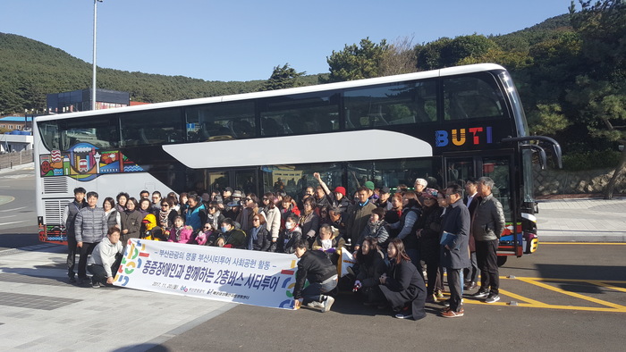버스 앞에서 단체사진 버스 앞에서 단체사진