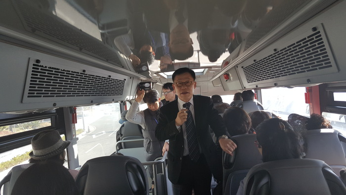 시티투어버스에 대해 설명 중인 심정보 부산관광공사 사장님 시티투어버스에 대해 설명 중인 심정보 부산관광공사 사장님