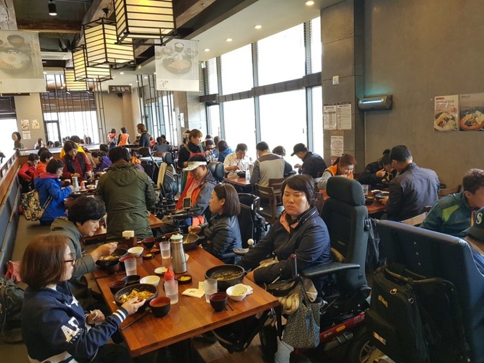 식사중인 회원들 식사중인 회원들