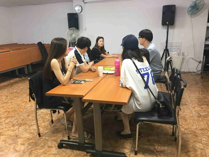 김정미 소장님과 권세인, 김경미씨에게 이야기하는 이연서 강사 모습 김정미 소장님과 권세인, 김경미씨에게 이야기하는 이연서 강사 모습