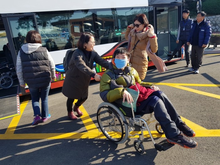 버스에서 내린 차원기님 휠체어를 미는 관광공사 직원 버스에서 내린 차원기님 휠체어를 미는 관광공사 직원