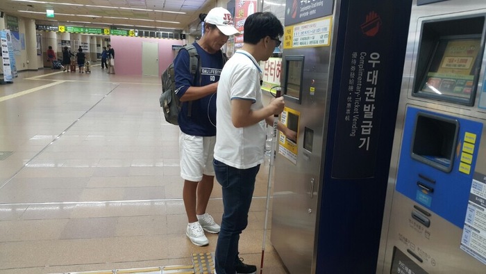 지하철역 우대권 발권하는 모습 지하철역 우대권 발권하는 모습