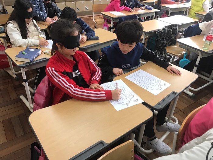 안대를 착용한 친구에게 미로를 설명하는 모습 안대를 착용한 친구에게 미로를 설명하는 모습