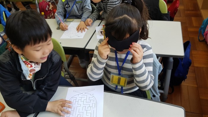 안대를 낀 친구에게 미로를 설명해주는 모습 안대를 낀 친구에게 미로를 설명해주는 모습