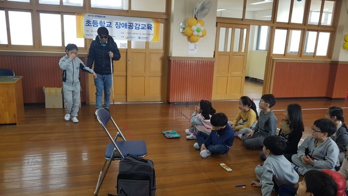 시각장애인 안내보행하는법 설명하는 모습 시각장애인 안내보행하는법 설명하는 모습