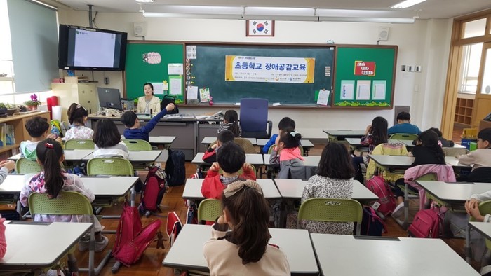 편견에 대해 설명하고 있는 이연서 강사모습 편견에 대해 설명하고 있는 이연서 강사모습