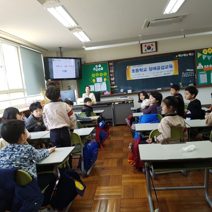 이연서 강사에게 궁금한점을 질문하는 학생 모습 이연서 강사에게 궁금한점을 질문하는 학생 모습
