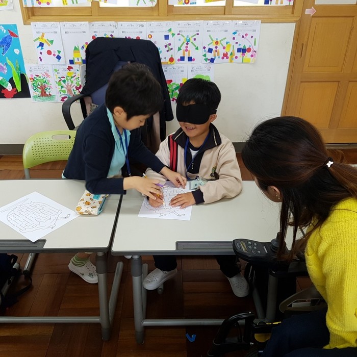학생들의 미로찾기를 도와주는 이연서 강사 모습 학생들의 미로찾기를 도와주는 이연서 강사 모습