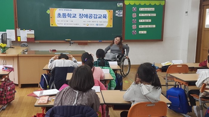 학생들에게 프레젠테이션을 하고 있는 김윤정강사 학생들에게 프레젠테이션을 하고 있는 김윤정강사