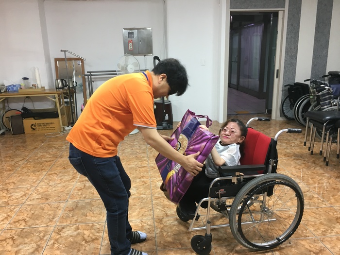 선물을 증정받는 김수연 회원모습 선물을 증정받는 김수연 회원모습