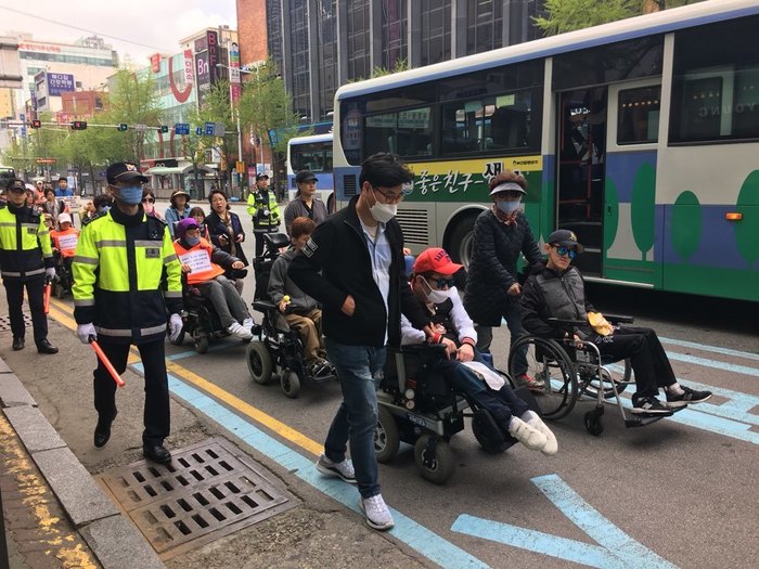 거리행진 중인 체험홈 회원들 거리행진 중인 체험홈 회원들