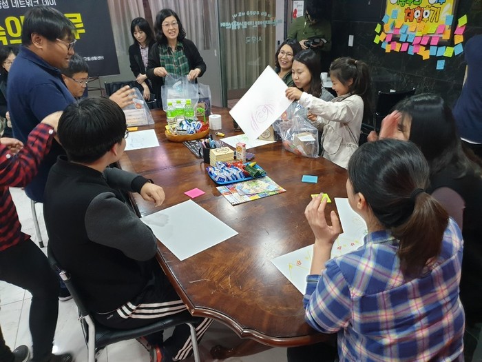 체험 후기를 나누는 체험자들 체험 후기를 나누는 체험자들