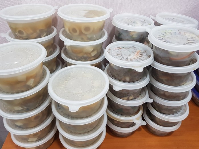 완성된 음식 용기에 담긴 사진 완성된 음식 용기에 담긴 사진