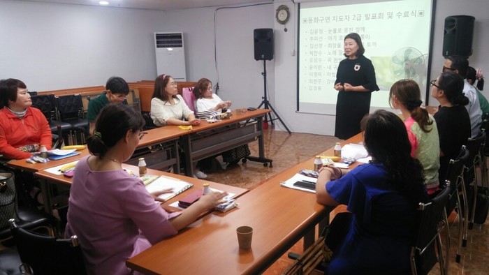 자격증 응시 과정을 설명하는 강사님 자격증 응시 과정을 설명하는 강사님