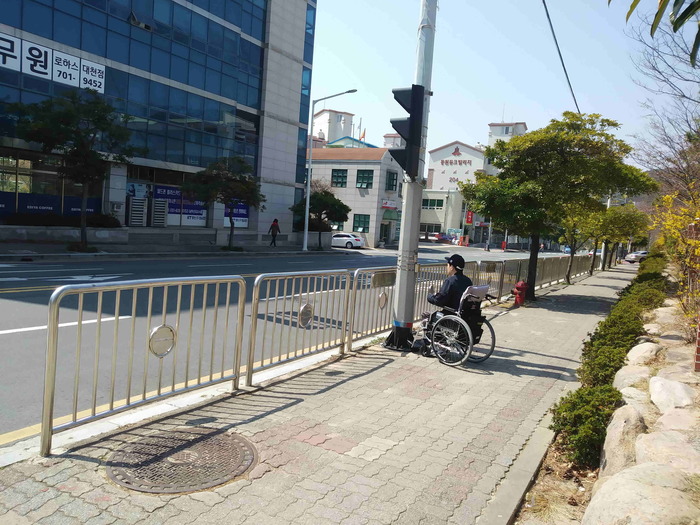 박성민 활동가가 음향신호기 앞에 있는 모습
