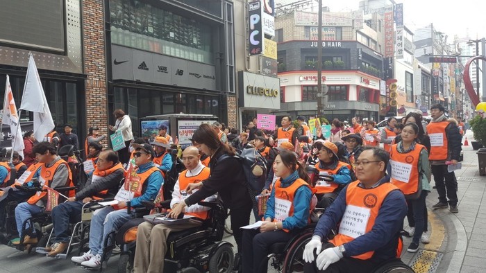 질서정연하게 대열을 잡은 회원들 질서정연하게 대열을 잡은 회원들