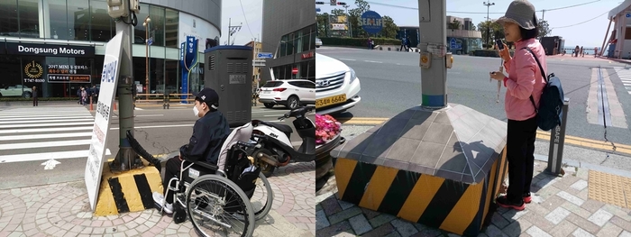 총 2장의 사진 왼쪽 사진 박성민 활동가가 음향신호기 앞에 있는 사진, 오른쪽 사진 윤정희 활동가가 음향신호기 앞에 있는 사진