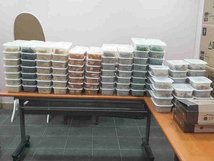 통에 담겨 있는 음식 통에 담겨 있는 음식