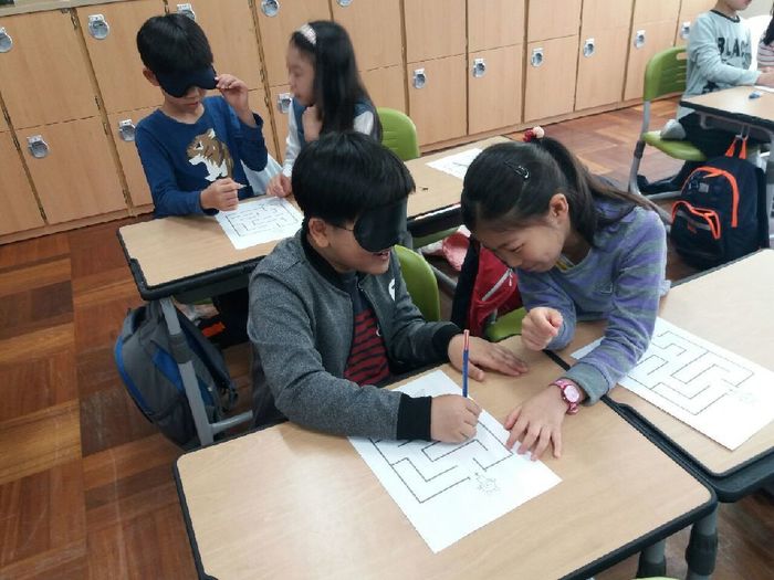 안대를 쓰고 미로를 찾는 학생들 모습 안대를 쓰고 미로를 찾는 학생들 모습