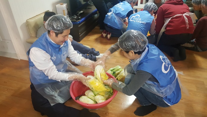 은행직원들 배추 다듬는 중 은행직원들 배추 다듬는 중