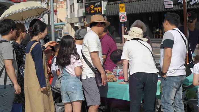 체험하기 위해 모여있는 사람들 체험하기 위해 모여있는 사람들