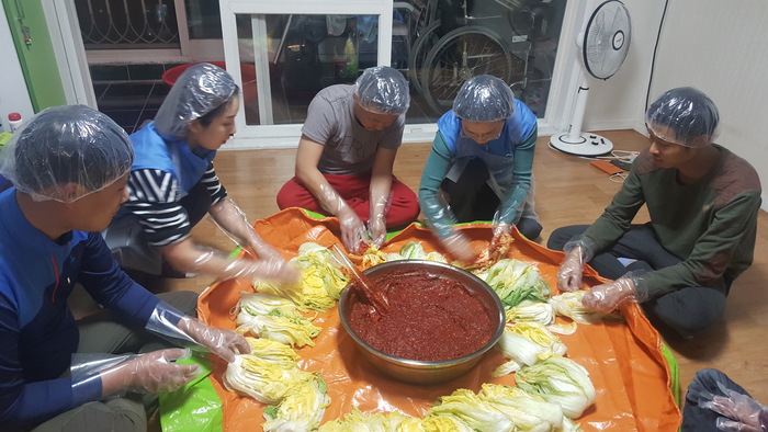 체험홈 식구들 배추 양념 중 체험홈 식구들 배추 양념 중