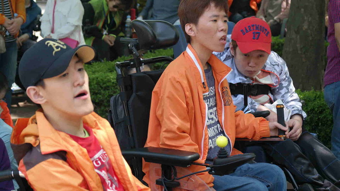 반영훈, 김자운, 전연식 휠체어에 앉아있는 사진