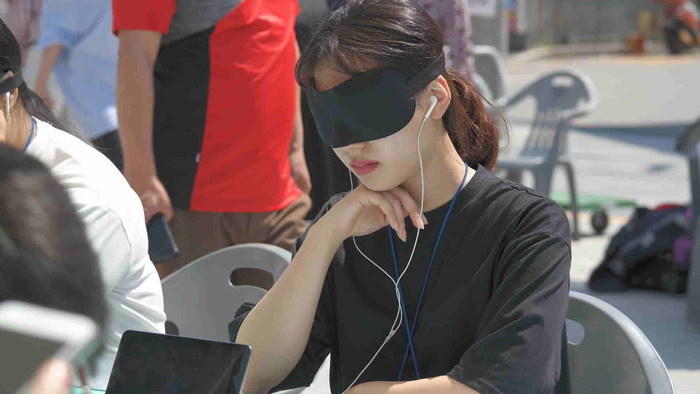 안대를 하고 체험을 하는 시민사진 안대를 하고 체험을 하는 시민사진