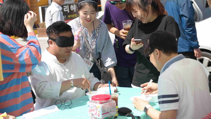 체험을 하는 비장애인 체험을 하는 비장애인