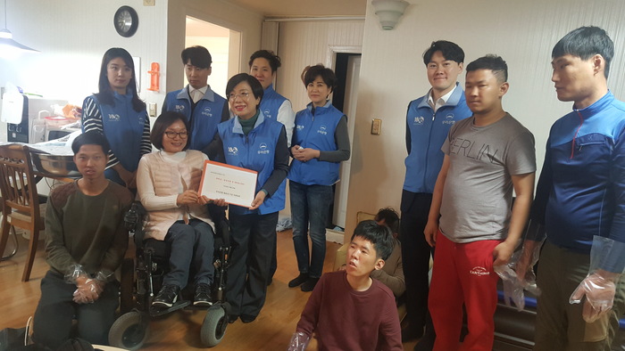 후원금 전달 중인 사진 후원금 전달 중인 사진