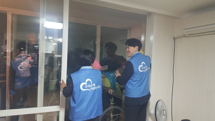 배란다 창문 닦는중 배란다 창문 닦는중