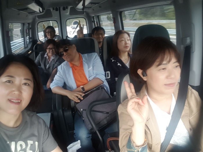 차 안에서 단체사진 차 안에서 단체사진