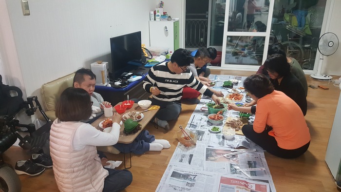 식사중인 체험홈 식구들 식사중인 체험홈 식구들