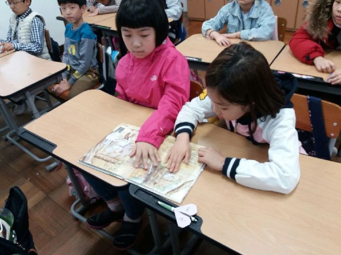점자동화책을 만져보는 두학생 모습 점자동화책을 만져보는 두학생 모습