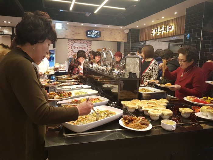 음식 담는 중 음식 담는 중