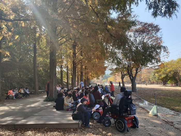 회원들이 모여있는 사진 회원들이 모여있는 사진